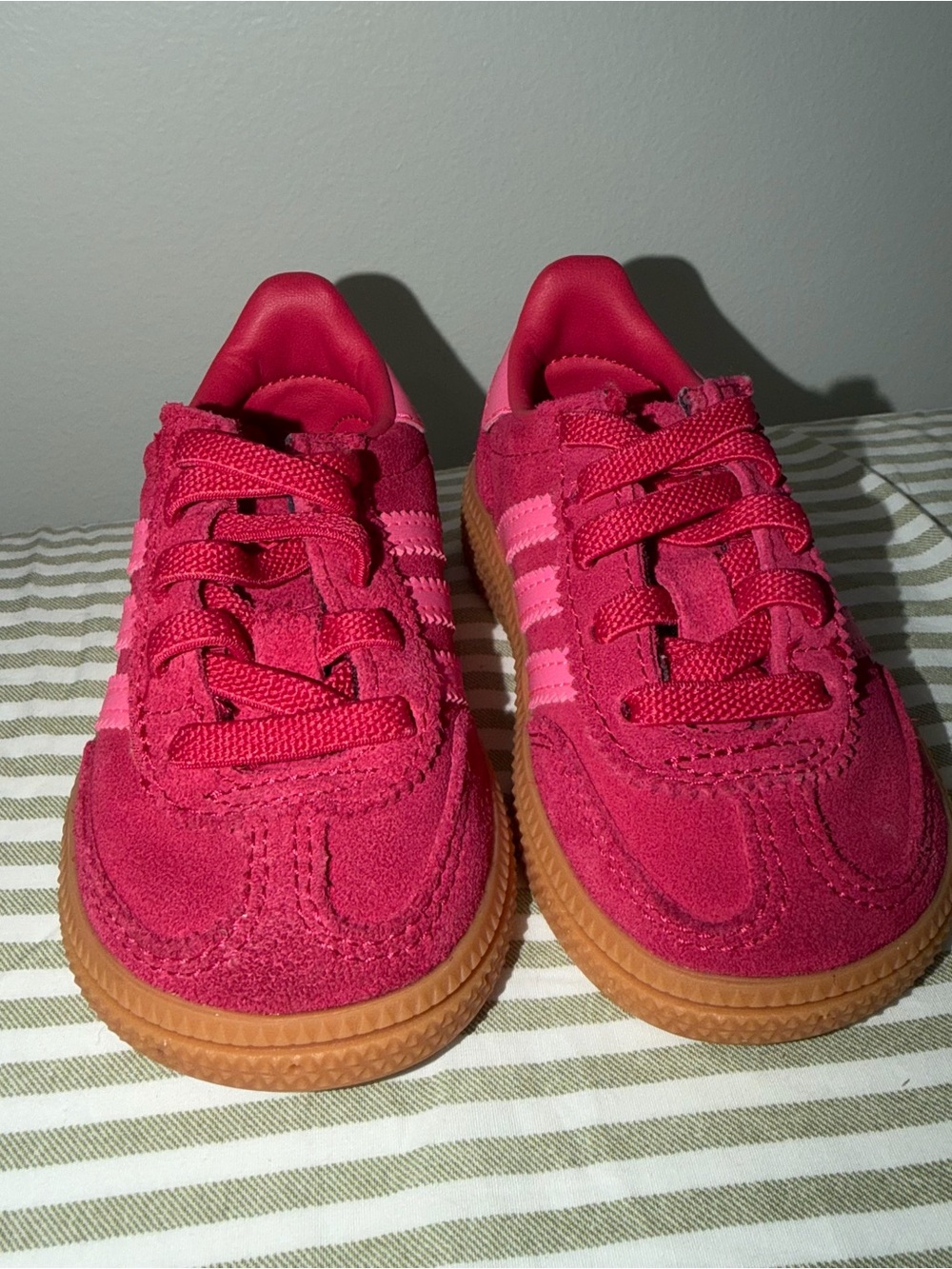 Adidas Toddler Girl Originals Handball Spezial Ruby Red/Lucid Pink Shoes Size 5 - Picture 2 of 8